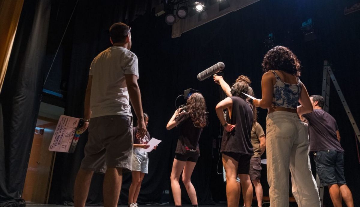 El alumnado aprende los diferentes roles en un rodaje profesional.
