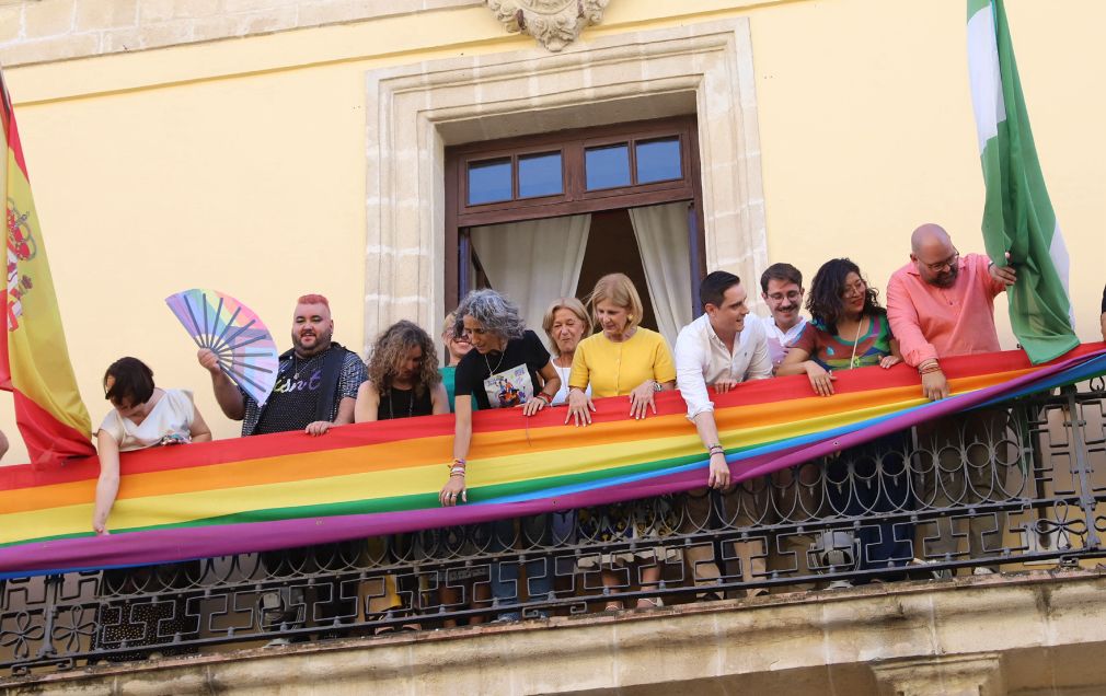 Miembros de Jerelesgay, izando la bandera arcoíris junto a representantes políticos en el Ayuntamiento de Jerez. Miembros de Jerelesgay, izando la bandera arcoíris junto a representantes políticos en el Ayuntamiento de Jerez.