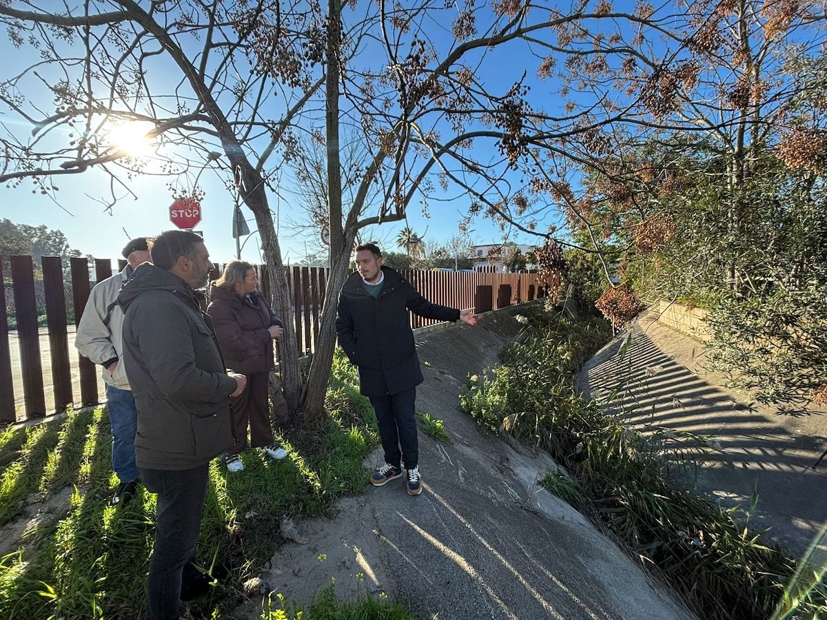 Los socialistas José Antonio Díaz y Jesús Alba, con vecinos de Estella del Marqués. Los socialistas José Antonio Díaz y Jesús Alba, con vecinos de Estella del Marqués.