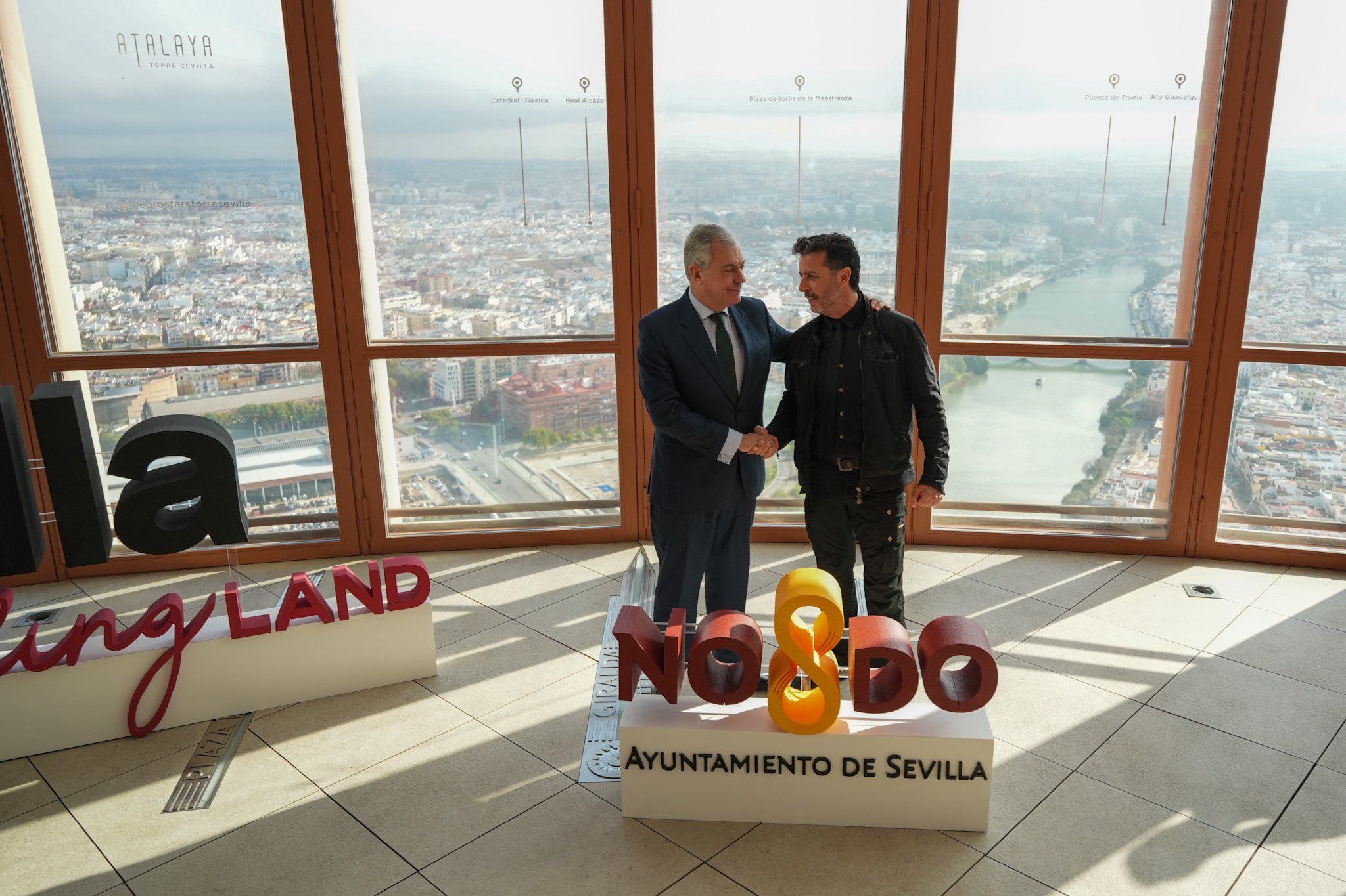 El alcalde de Sevilla, José Luis Sanz, junto a Emilio Morenatti, en los momentos previos a la presentación del cartel.