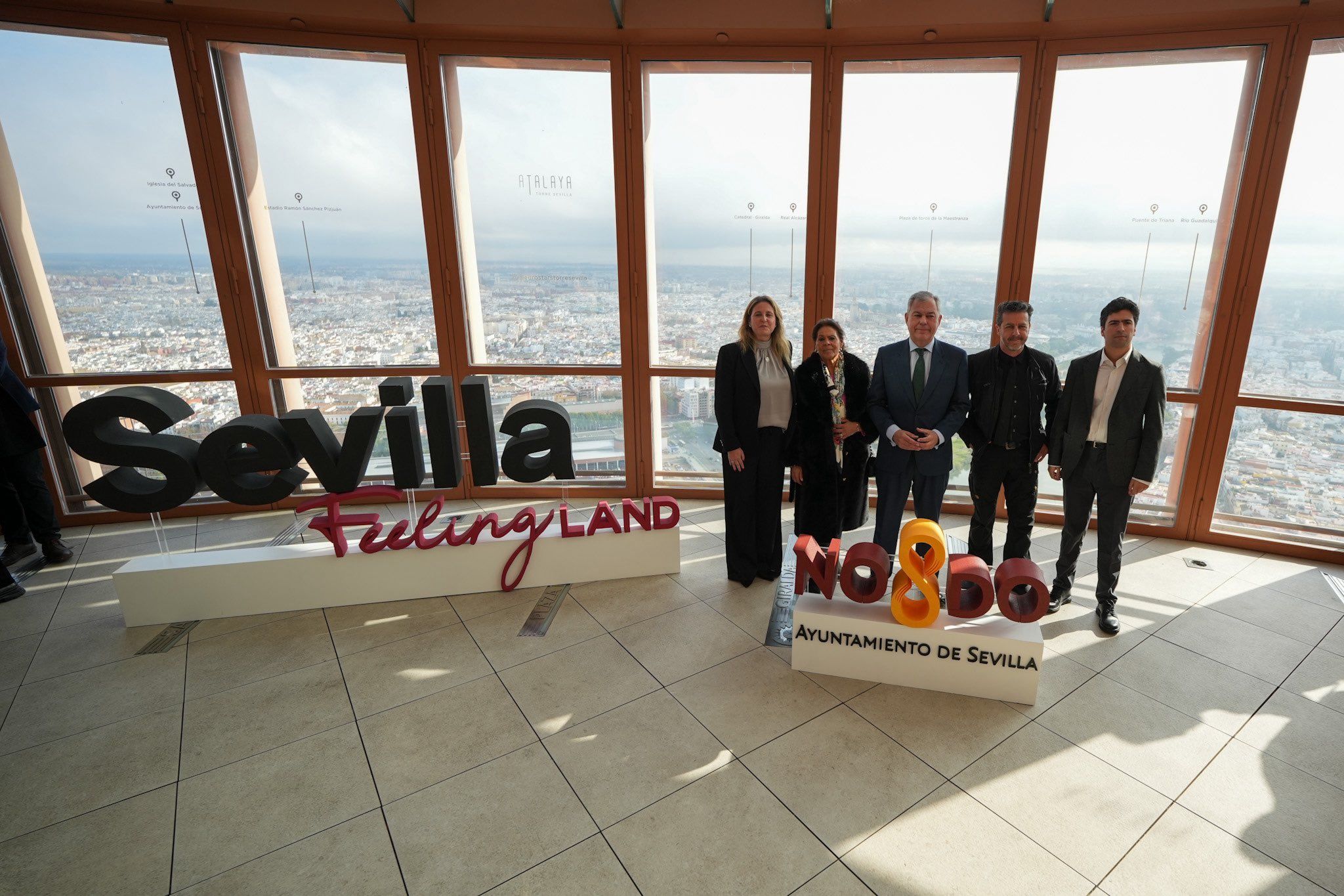 Foto de familia tras la presentación del cartel de la XXIV Bienal de Flamenco de Sevilla de 2026.
