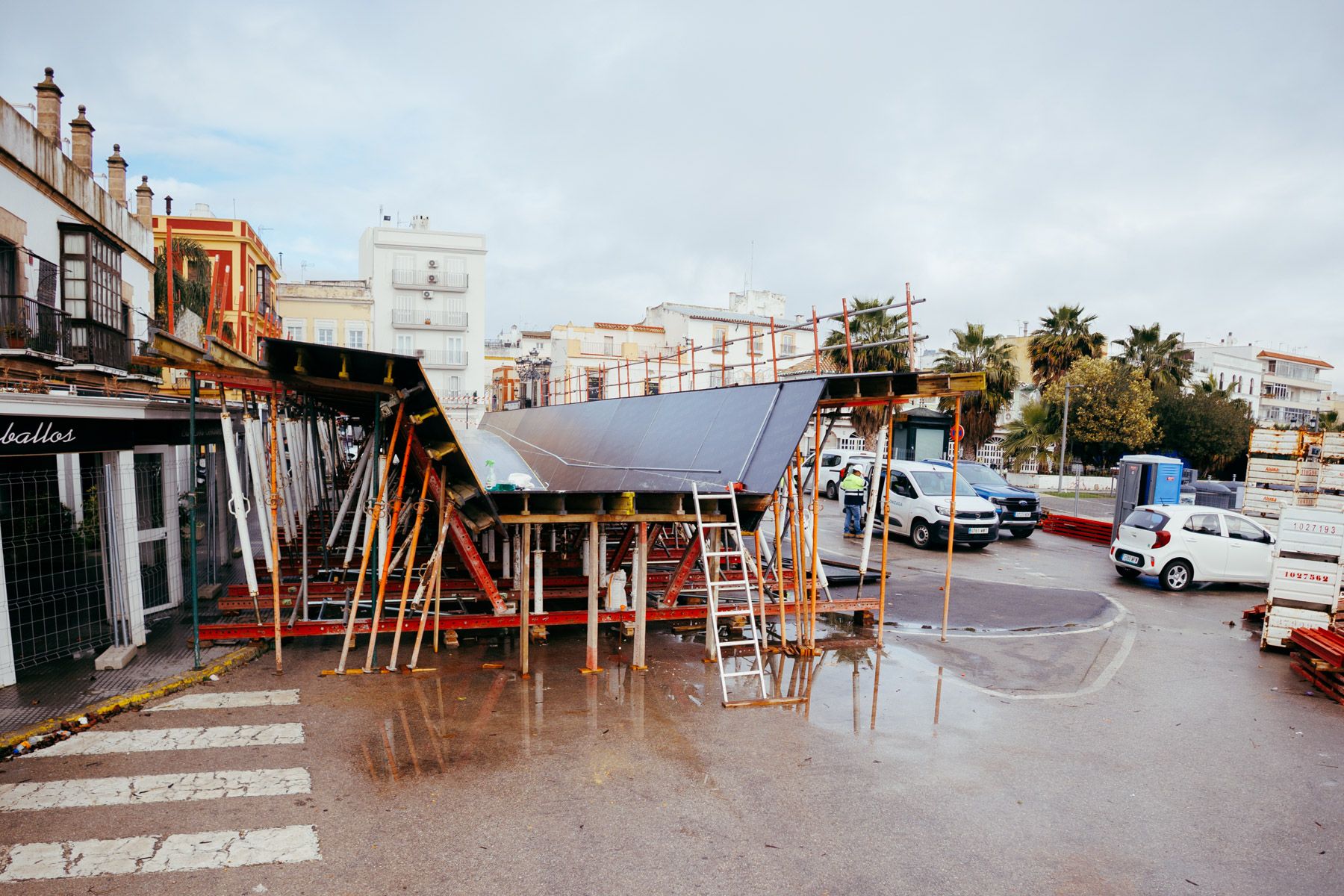 Estructura de trabajo en la plaza de Las Galeras en El Puerto.