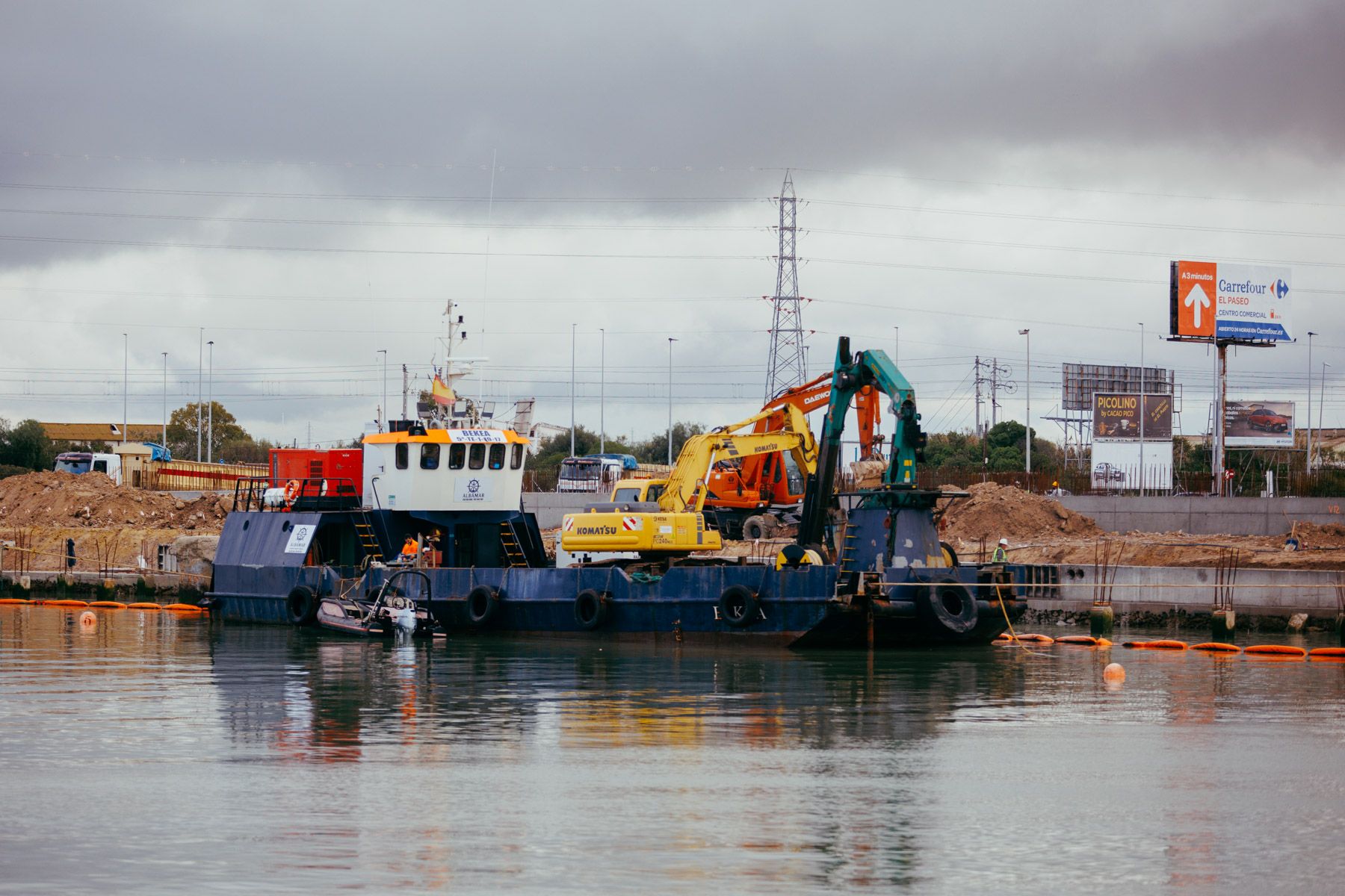 Obras de construcción de la segunda pasarela peatonal sobre el río Guadalete en El Puerto.