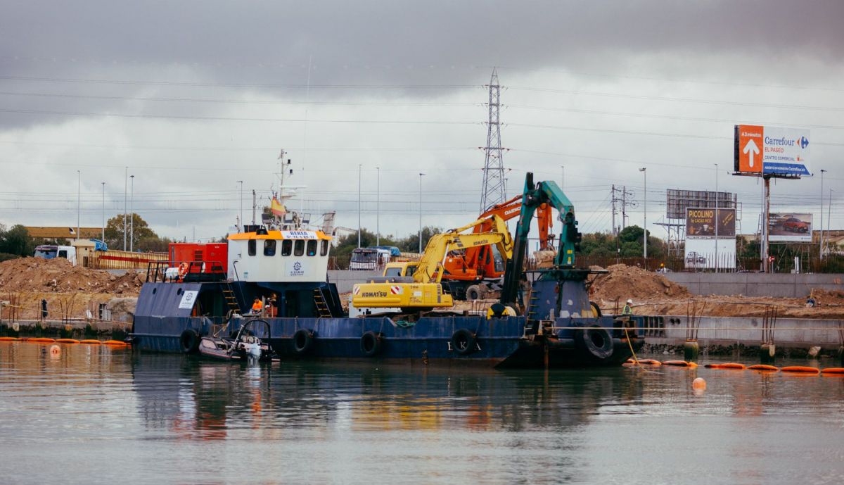 Obras de construcción de la segunda pasarela peatonal sobre el río Guadalete en El Puerto.