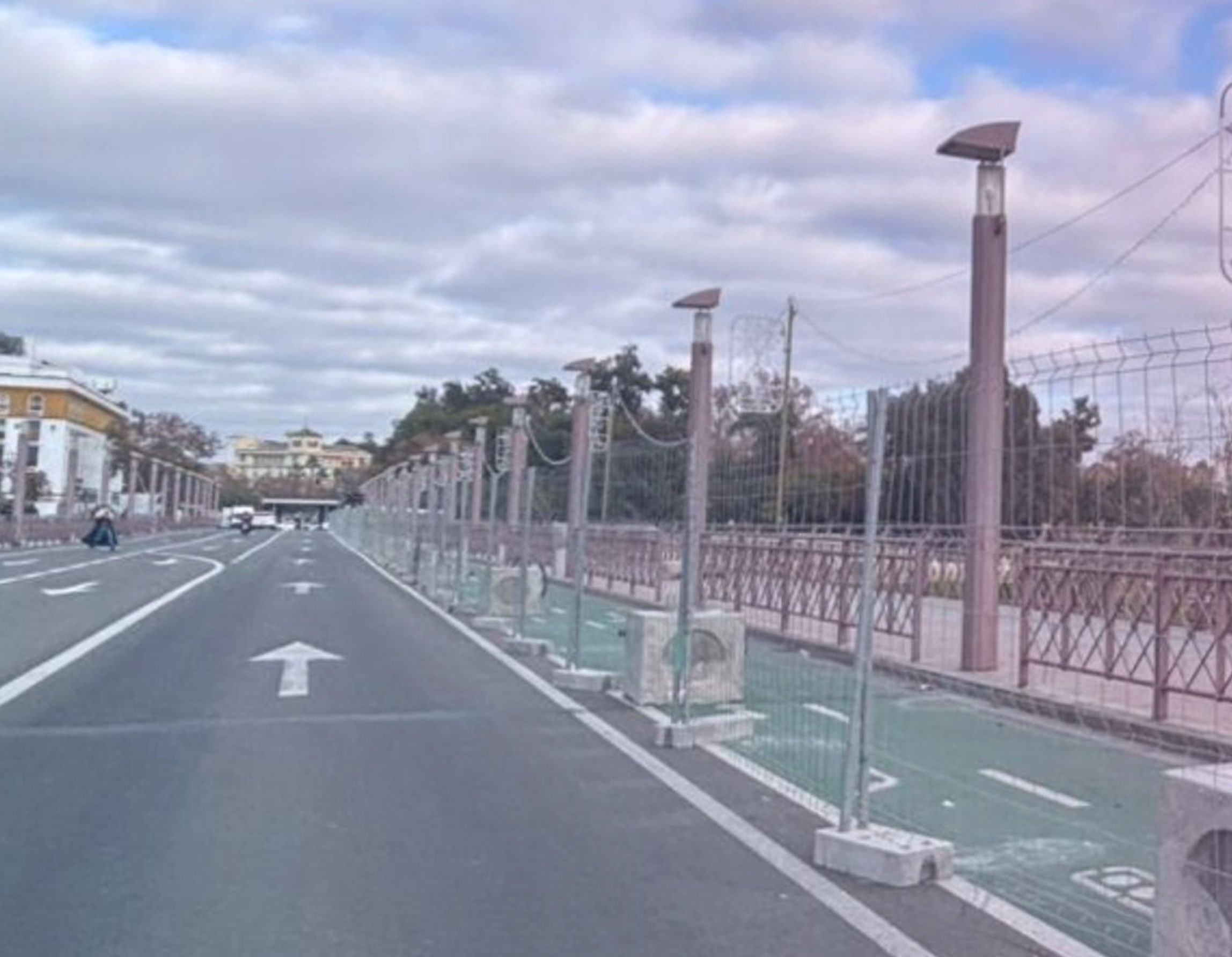 El carril bici del puente de San Telmo. El carril bici del puente de San Telmo.