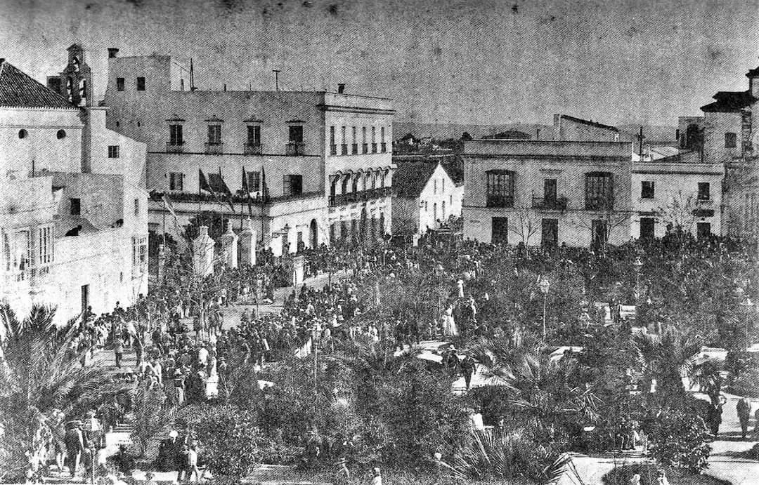 Fotografía de principios del siglo XX en la que se observa la que posiblemente fuera la última vez de la fiesta de San Antón en la Trinidad y las Angustias. 