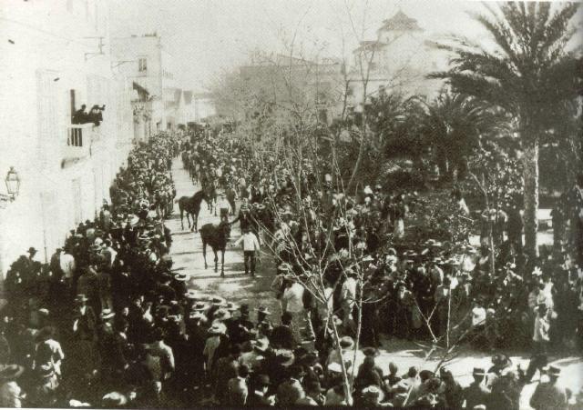 El gran ambiente de público que se vivía en la bendición de entonces.  