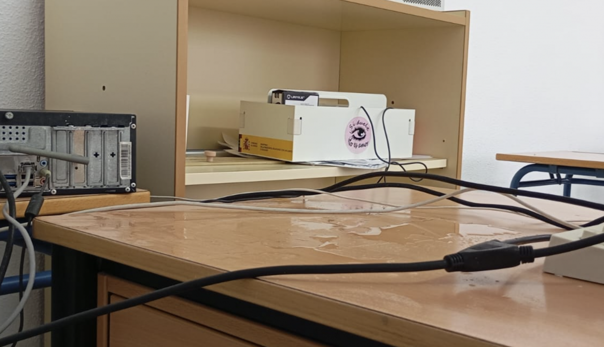 Goteras en el colegio de adultos.