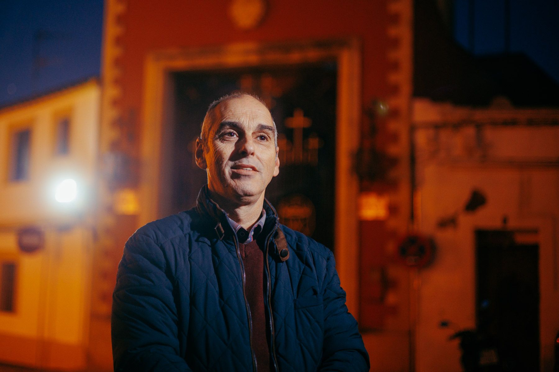 El hermano mayor ante la puerta de la capilla de la hermandad. 