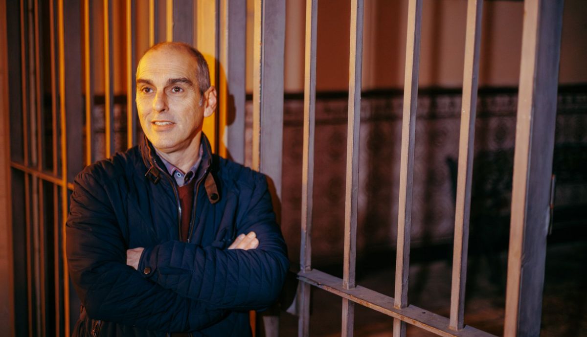 Manuel Valle posando para esta entrevista en la remozada plaza del Mercado. 