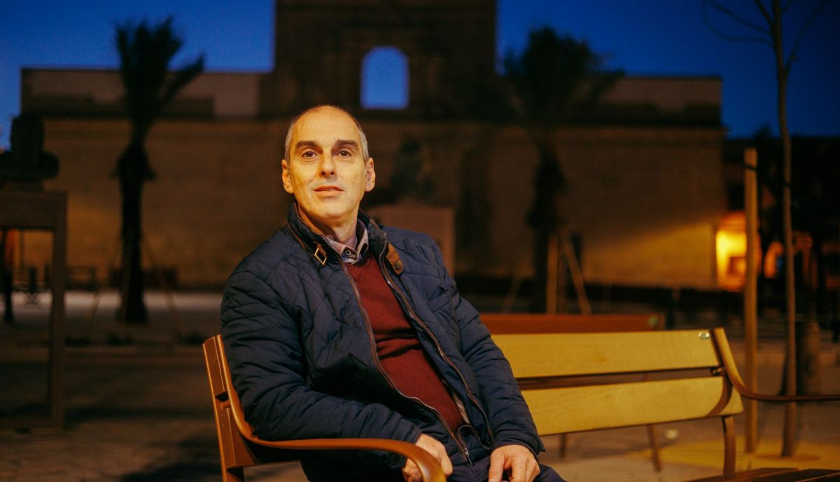 Sentado en uno de los bancos de la remozada plaza del Mercado. 