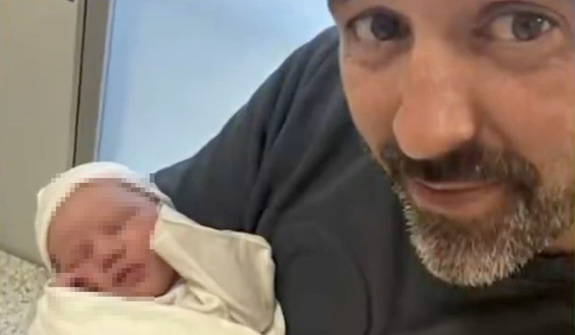 Eduardo Mayone, con su bebé, en una imagen de Canal Sur. Eduardo Mayone, con su bebé, en una imagen de Canal Sur.