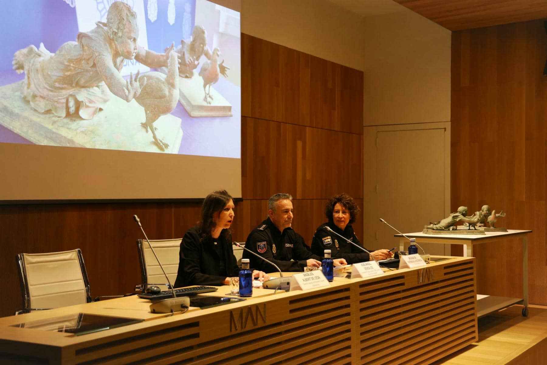 Las dos estatuas de bronce recuperadas por la Policía Nacional.