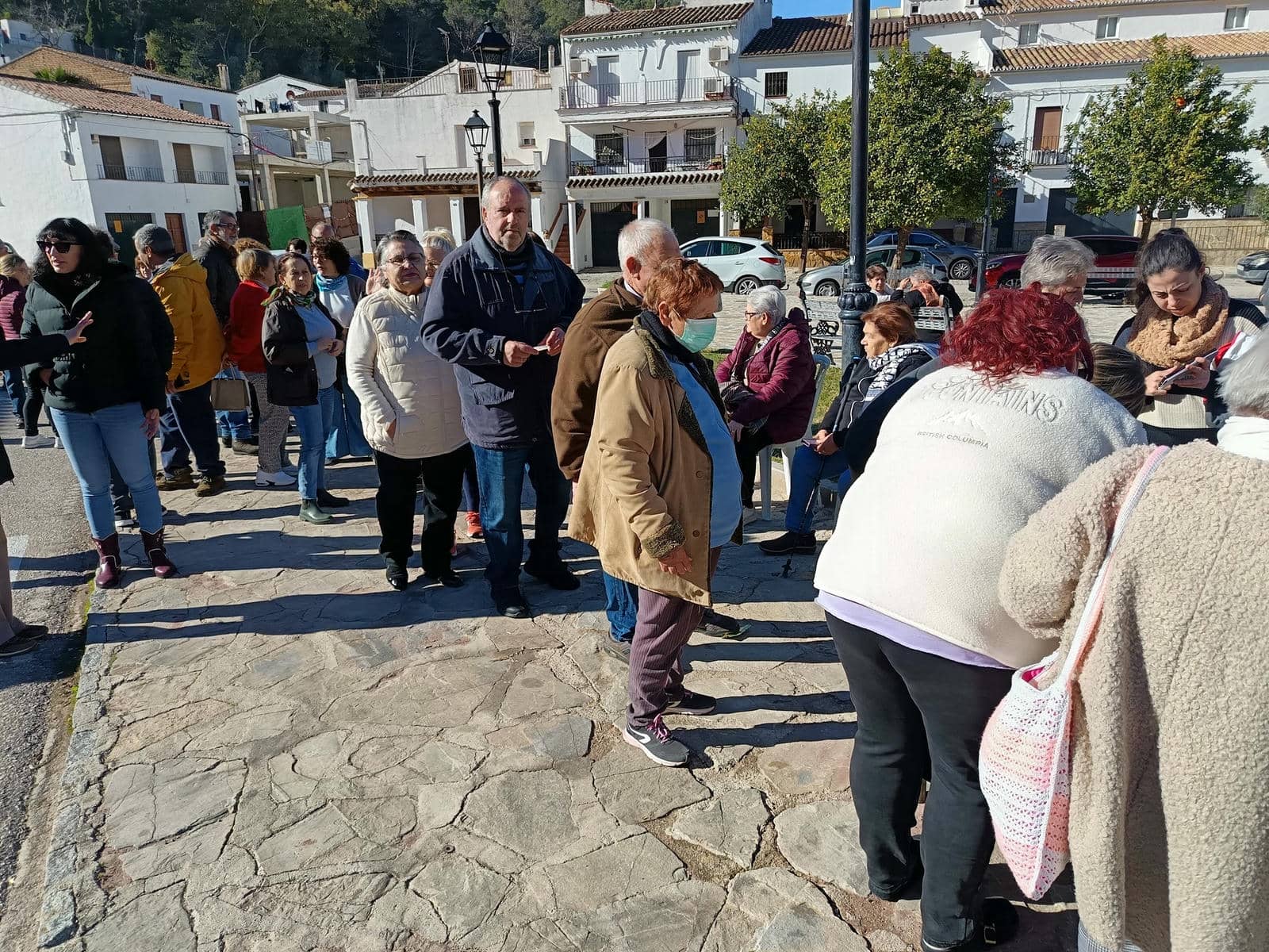 Recogida de firmas en El Gastor, en una imagen de Canal Sierra de Cádiz.