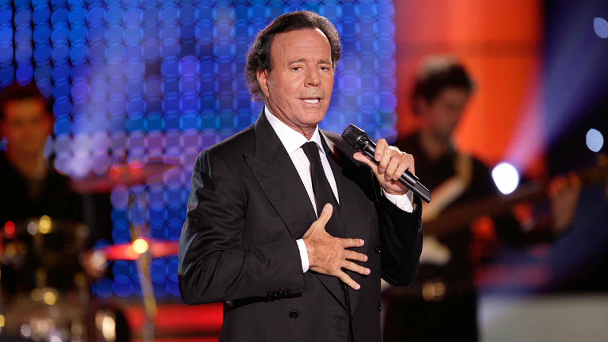 Julio Iglesias, durante una actuación.