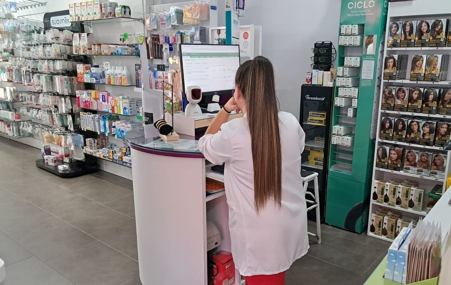 Interior de una farmacia de Villanueva del Río y Minas.