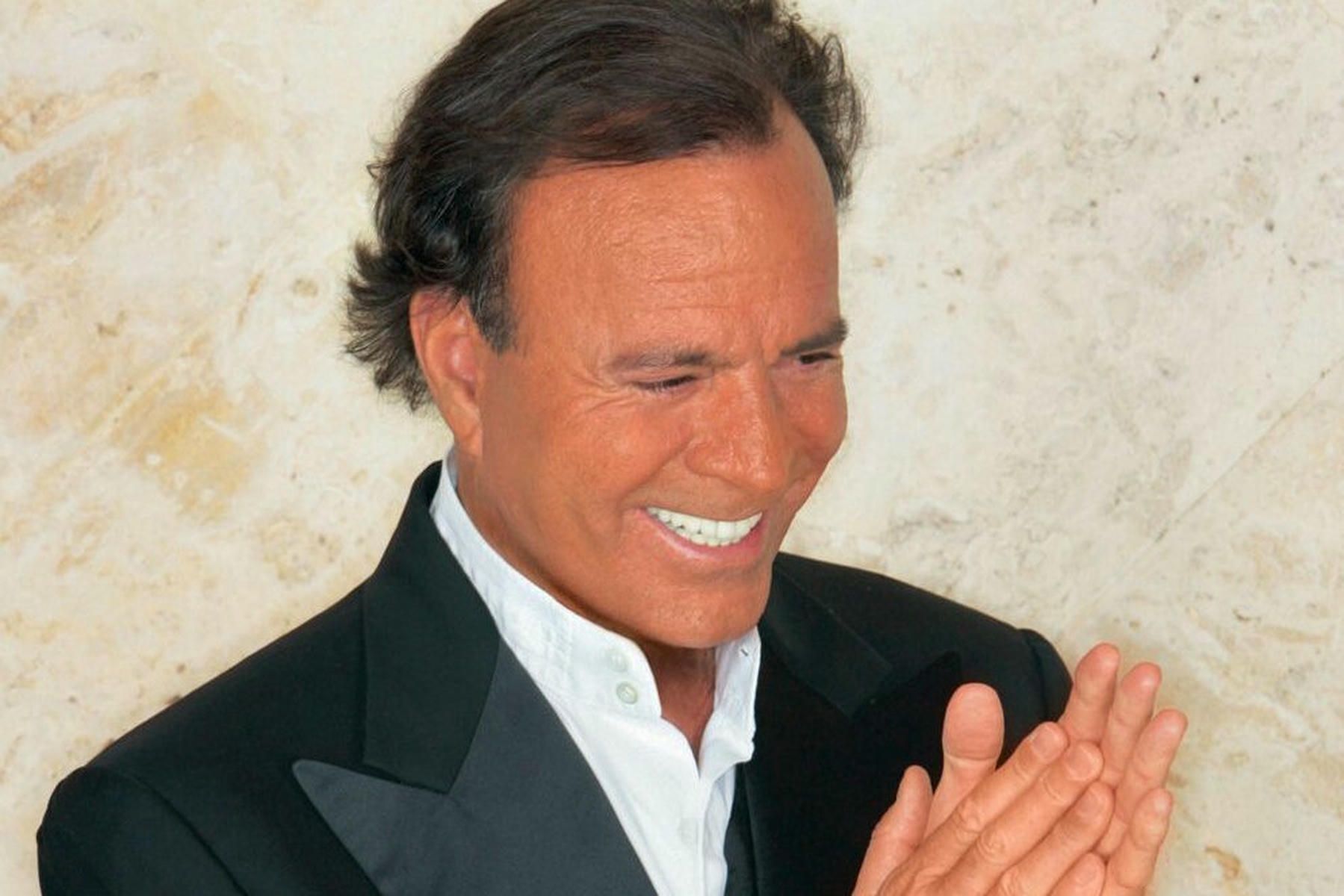 Julio Iglesias, en una imagen de uno de sus discos