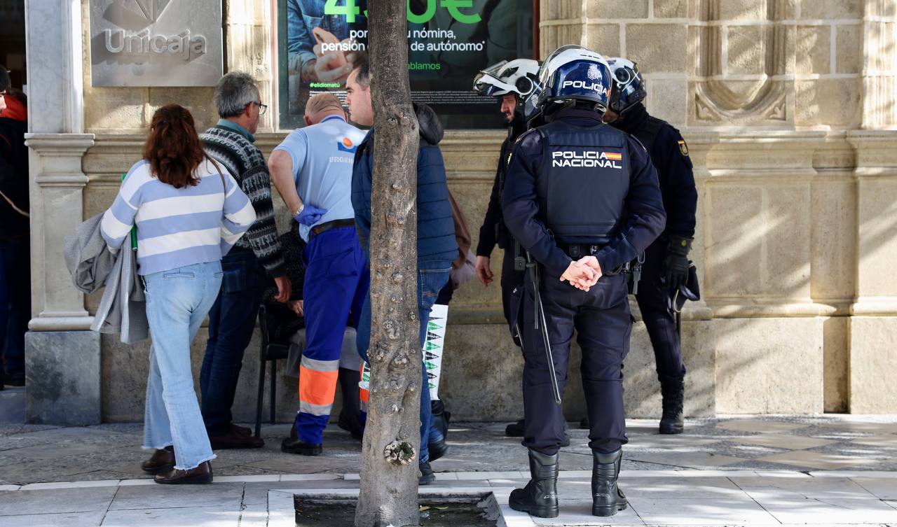 Un momento de la atención de la herida, este jueves a mediodía, en plena calle Larga.