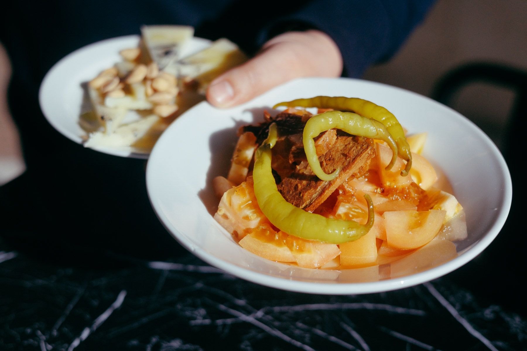 Tomates rosa de conclusión con tronco de atún macerado en Pedro Ximénez y piparras, de El Borri.