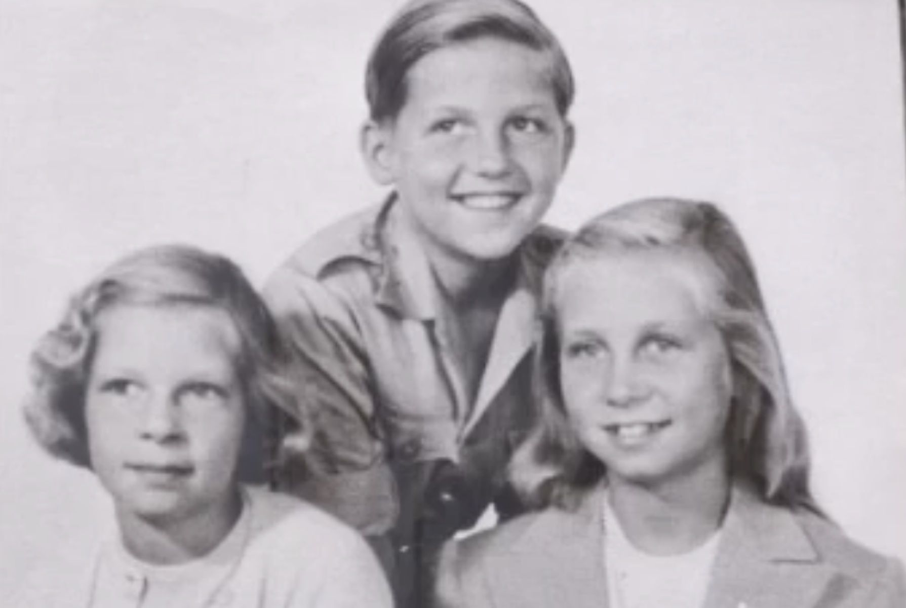 La reina Sofía, junto a sus hermanos, Irene de Grecia y Constatino II de Grecia.