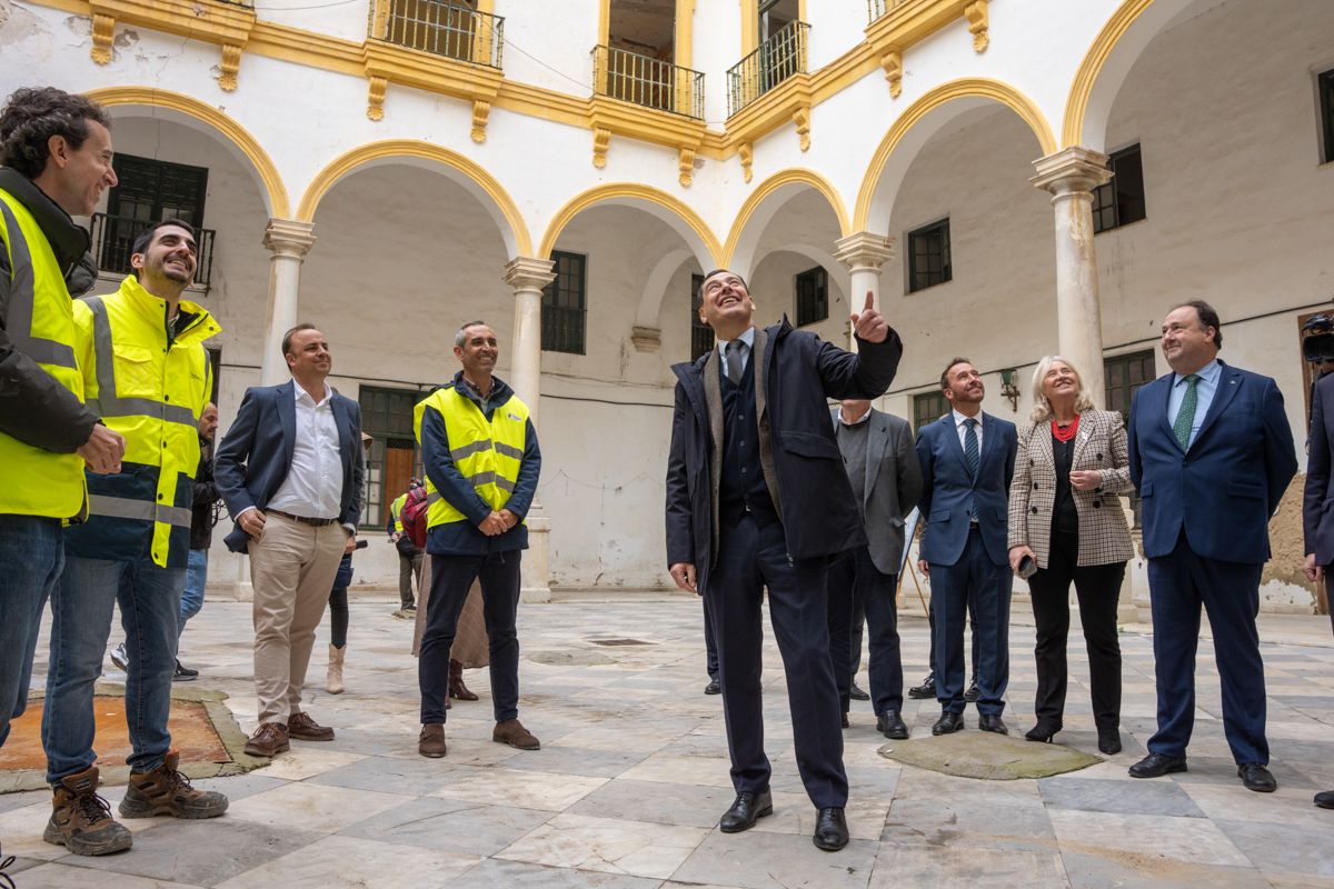 El presidente de la Junta, este jueves en el patio central de Valcárcel durante la visita a las obras.