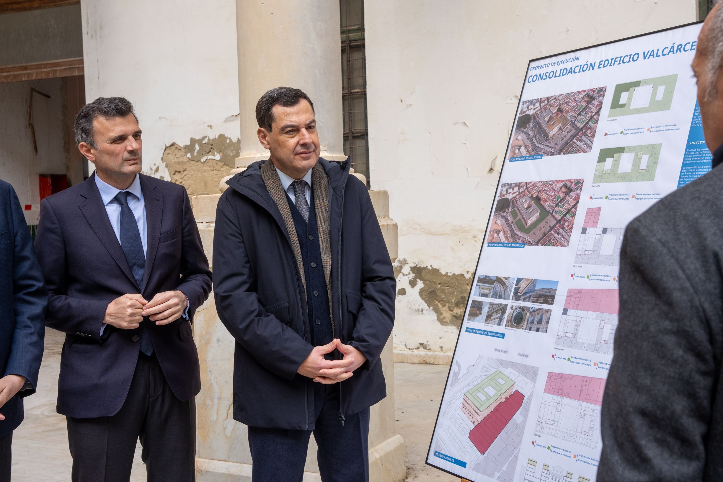 Juanma Moreno, con el alcalde de Cádiz, este jueves.
