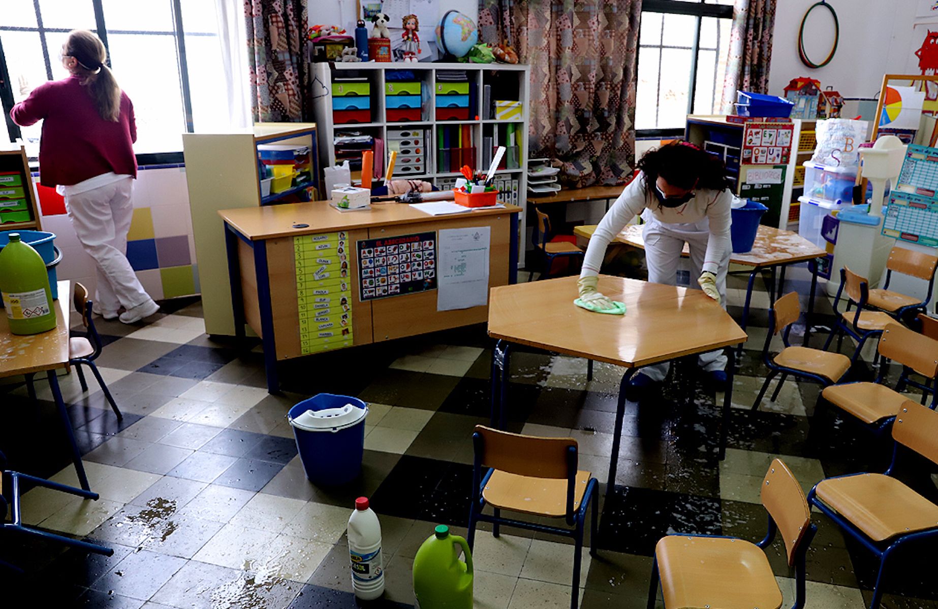 Dos trabajadoras del servicio de limpieza de un colegio de Jerez.