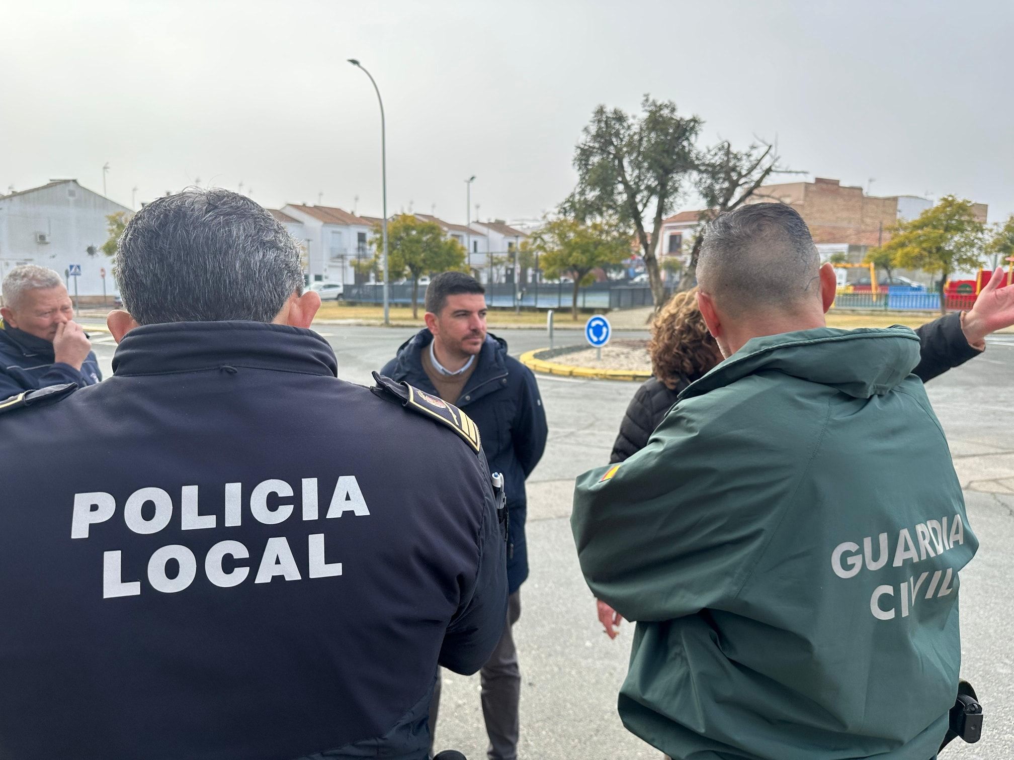 El alcalde de El Viso del Alcor, Gabi Santos, reunido con agentes de la Guardia Civil, técnicos y vecinos por los malos olores.