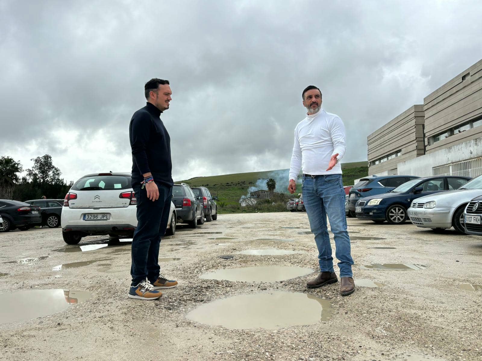 El PSOE de Jerez exige asfaltar de urgencia el aparcamiento del centro de salud de la Zona Sur: "Intransitable".