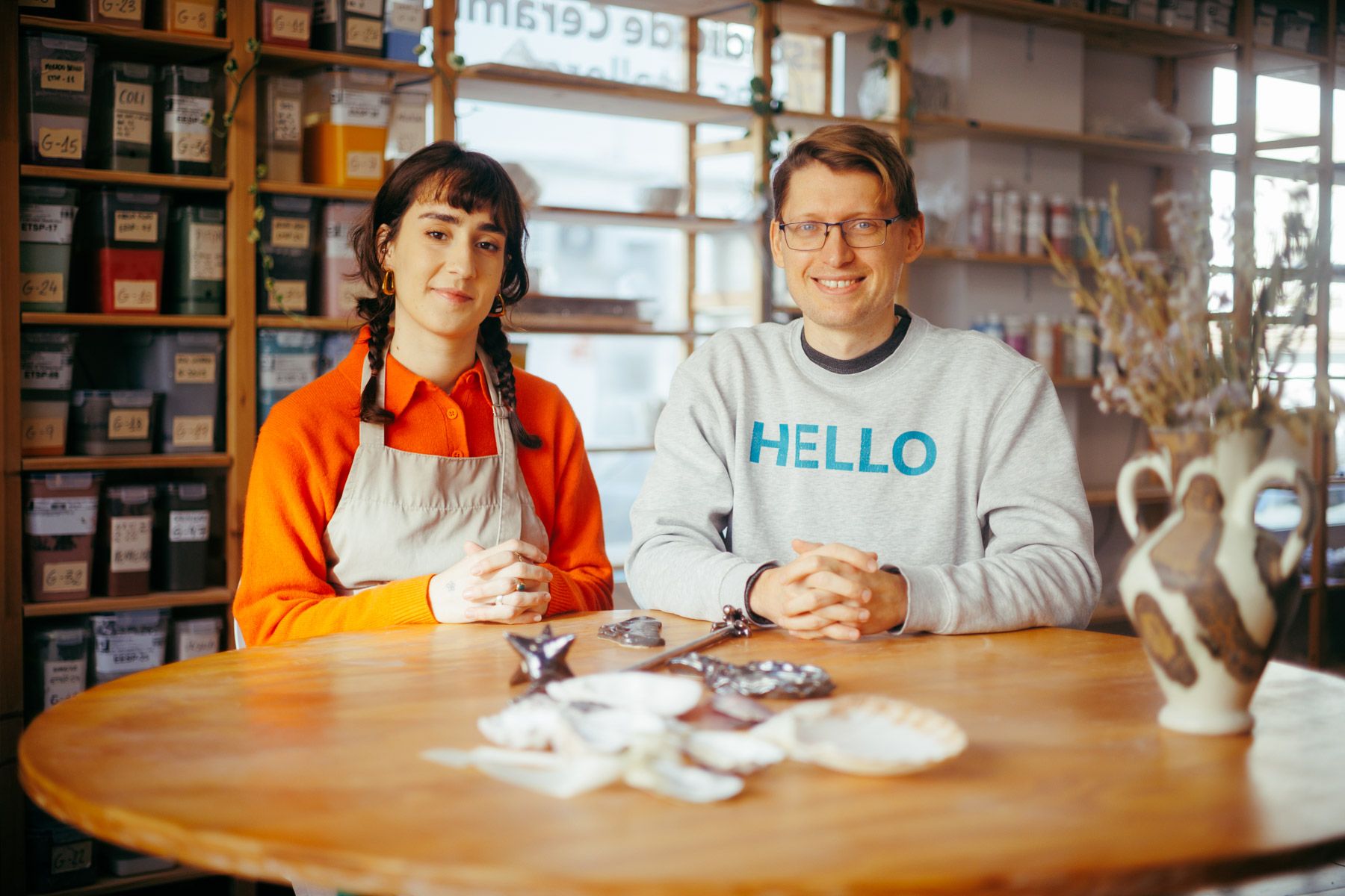 Andray Leonchik, del proyecto Veamar, y Adona San Martín Estudillo, fundadora del taller Lustre Cerámica en Chiclana.