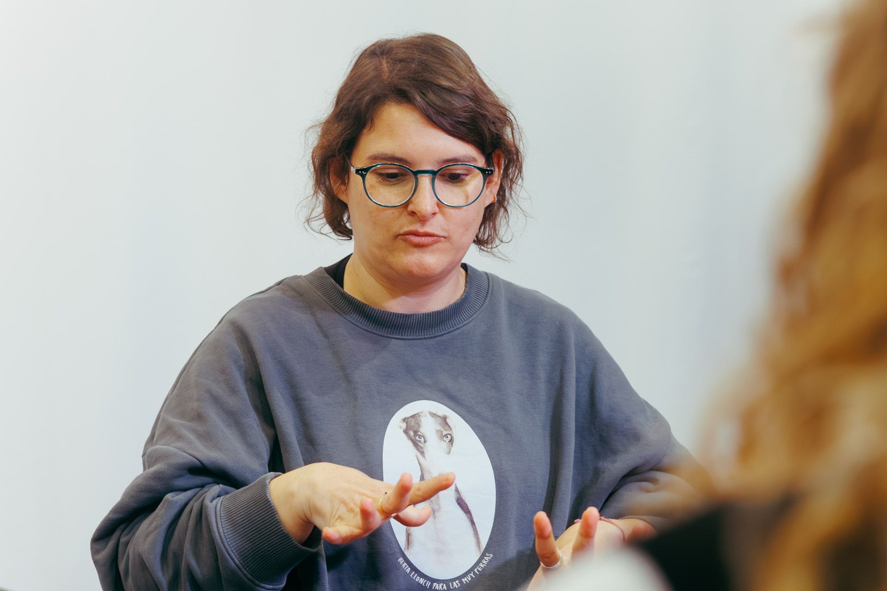 Olga explica los síntomas que sufre de lipedema.