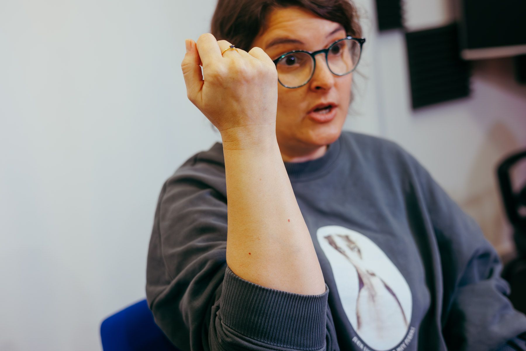 Olga Prados muestra su brazo, donde también sufre lipedema.