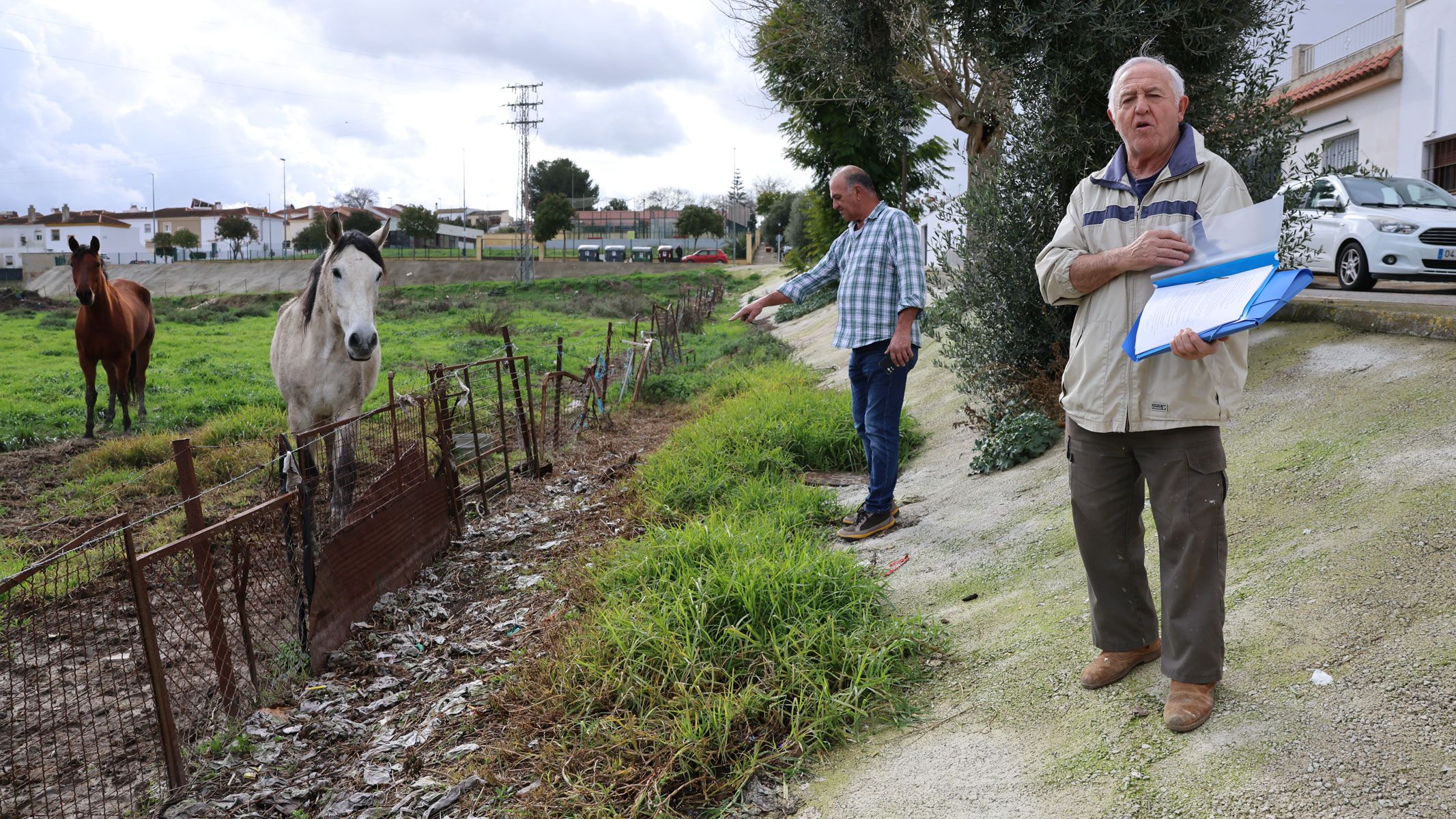 Vecinos denunciando vertidos de aguas fecales en Estella del Marqués, ELA de Jerez, en una imagen reciente. Vecinos denunciando vertidos de aguas fecales en Estella del Marqués, ELA de Jerez, en una imagen reciente.