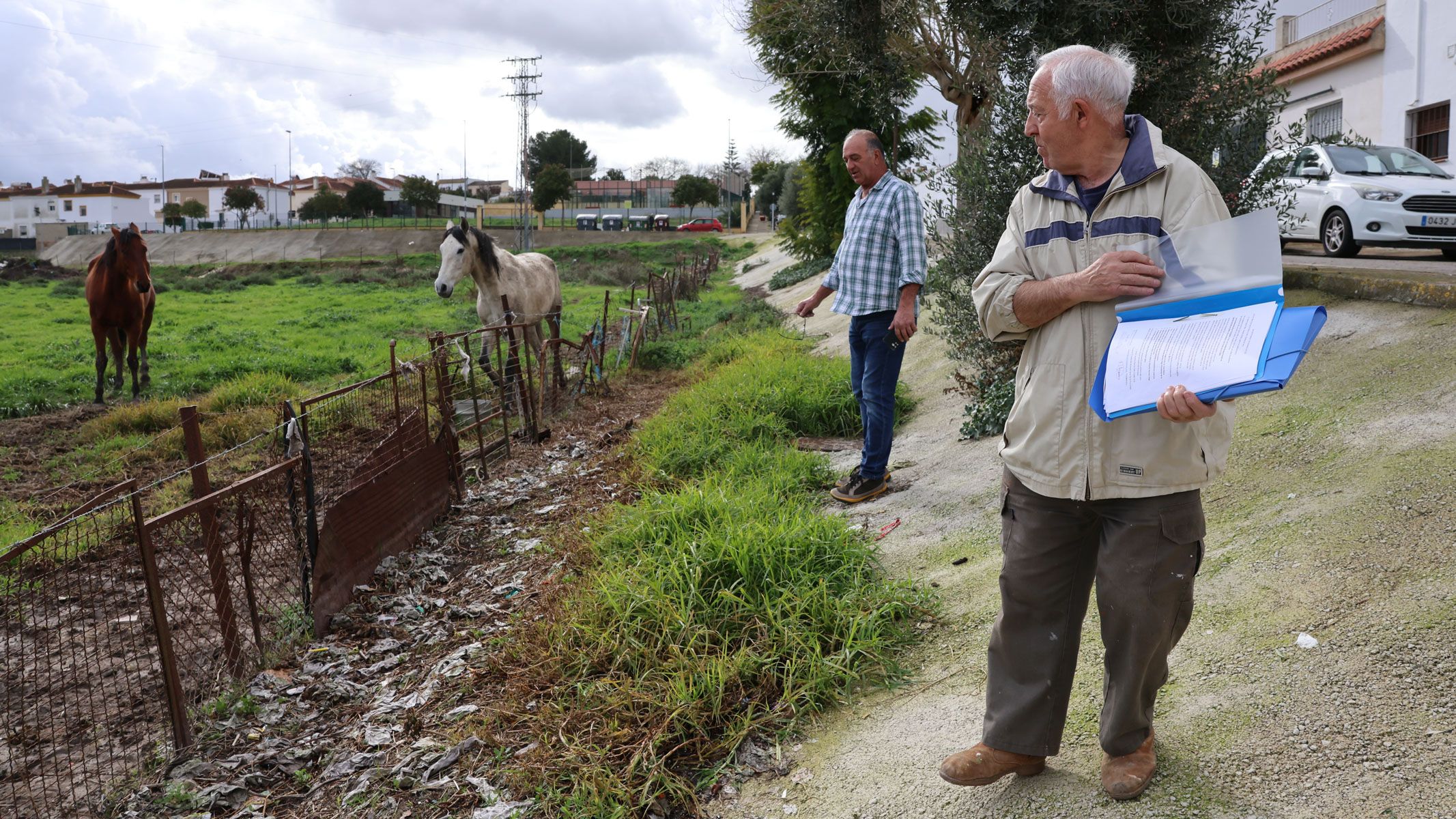 Javier Lezama y Luis Pérez, vecinos de Estella, al lado de una zona que se inunda de aguas fecales con las lluvias.