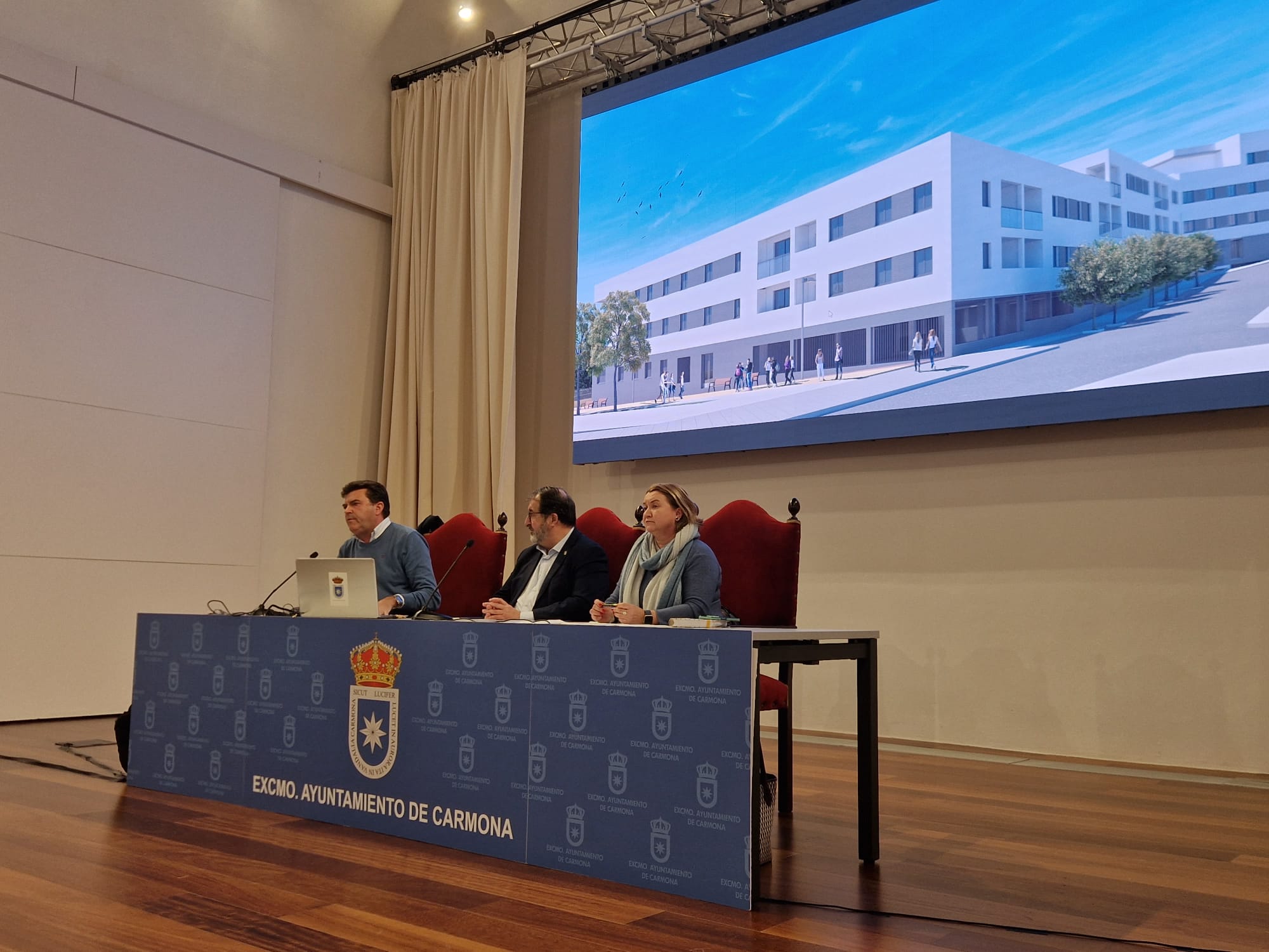 El alcalde de Carmona, Juan Ávila (centro) junto al gerente de Sodecar, Fidel Gayoso (izquierda) y la delegada de Urbanismo Ángeles Clavellino (derecha).