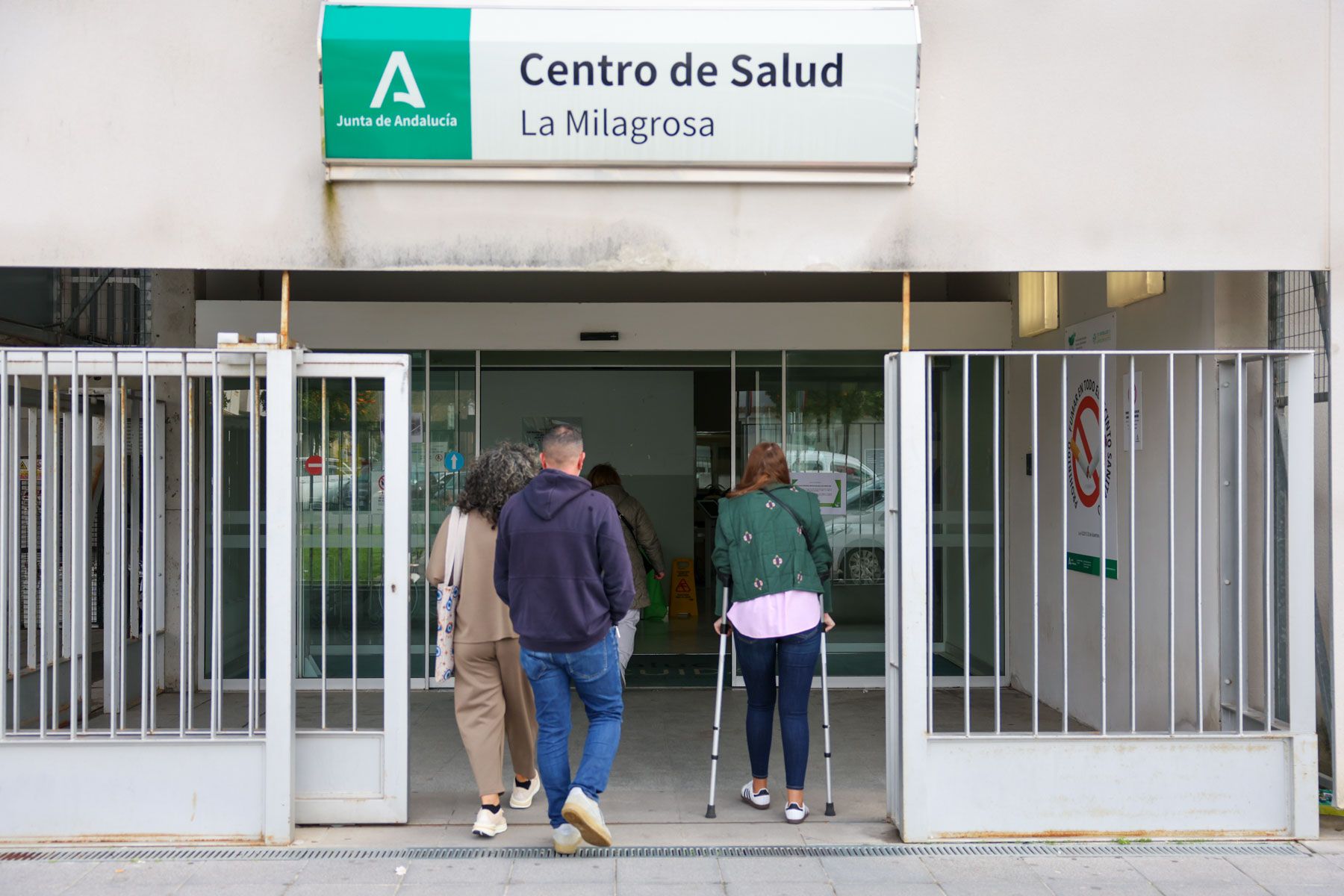 Pacientes entrando en un centro de atención primaria.