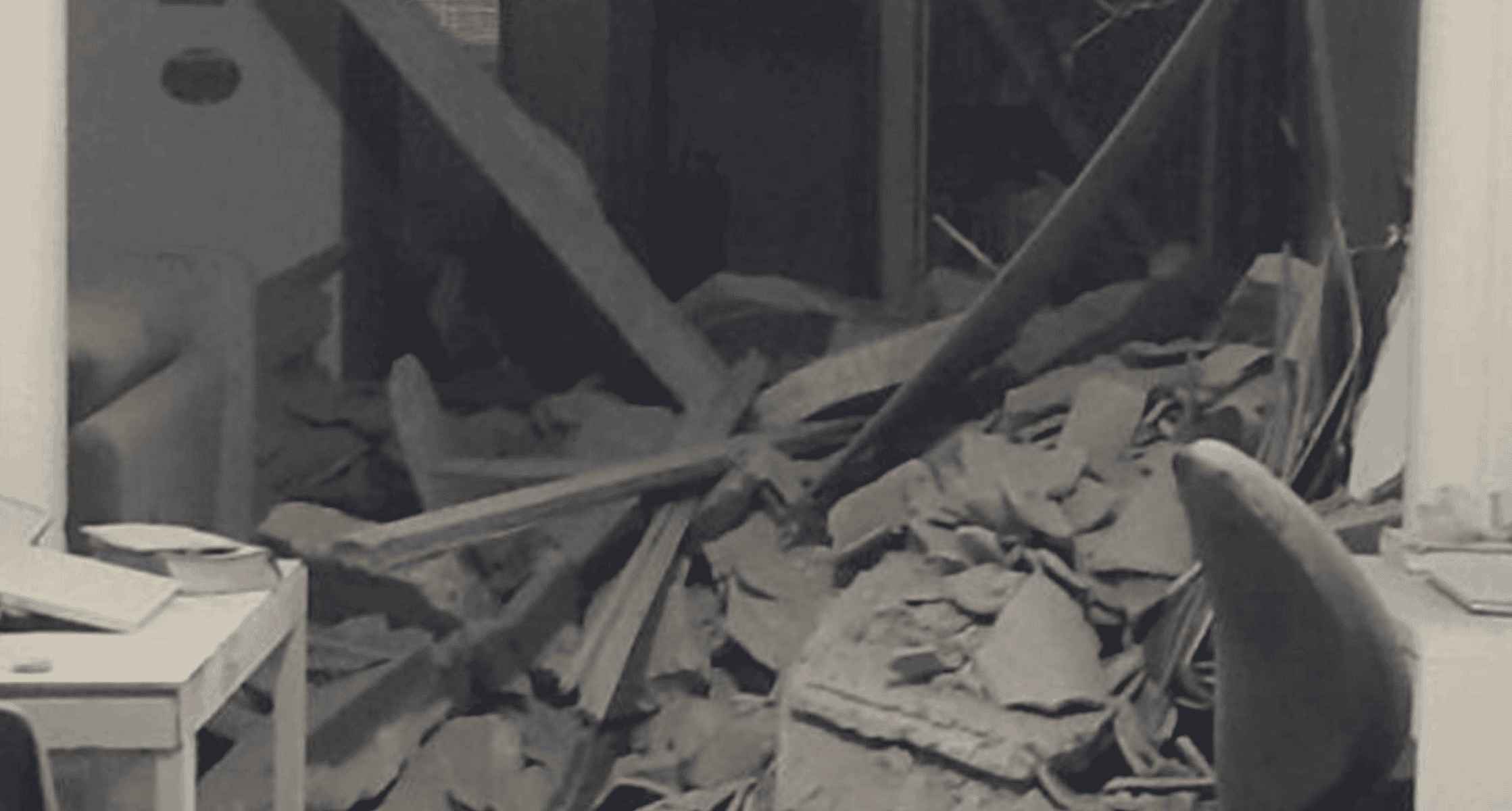 Escombros en la habitación donde ha muerto un joven de 18 años tras la caída de un techo.