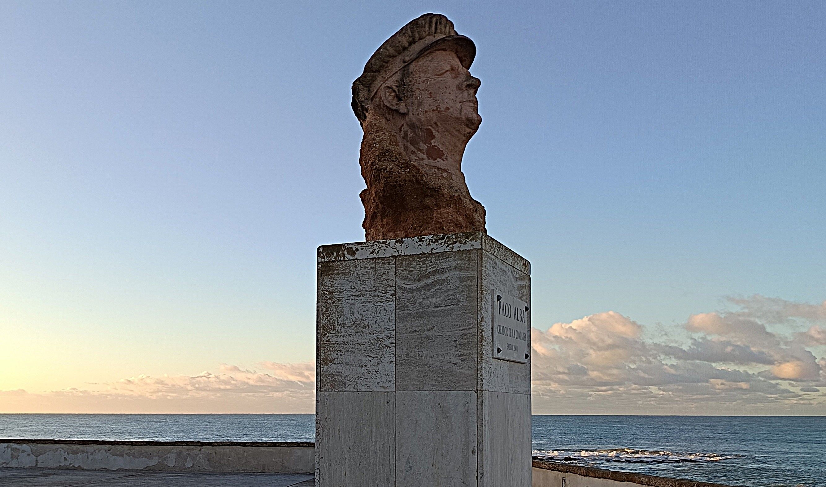 Monumento a Paco Alba en Cádiz.