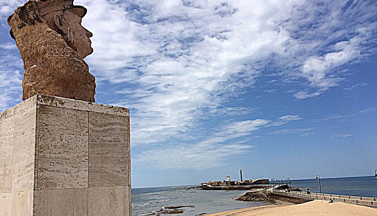 Monumento a Paco Alba, mirando a La Caleta, al paseo Fernando Quiñones y al castillo de San Sebastián