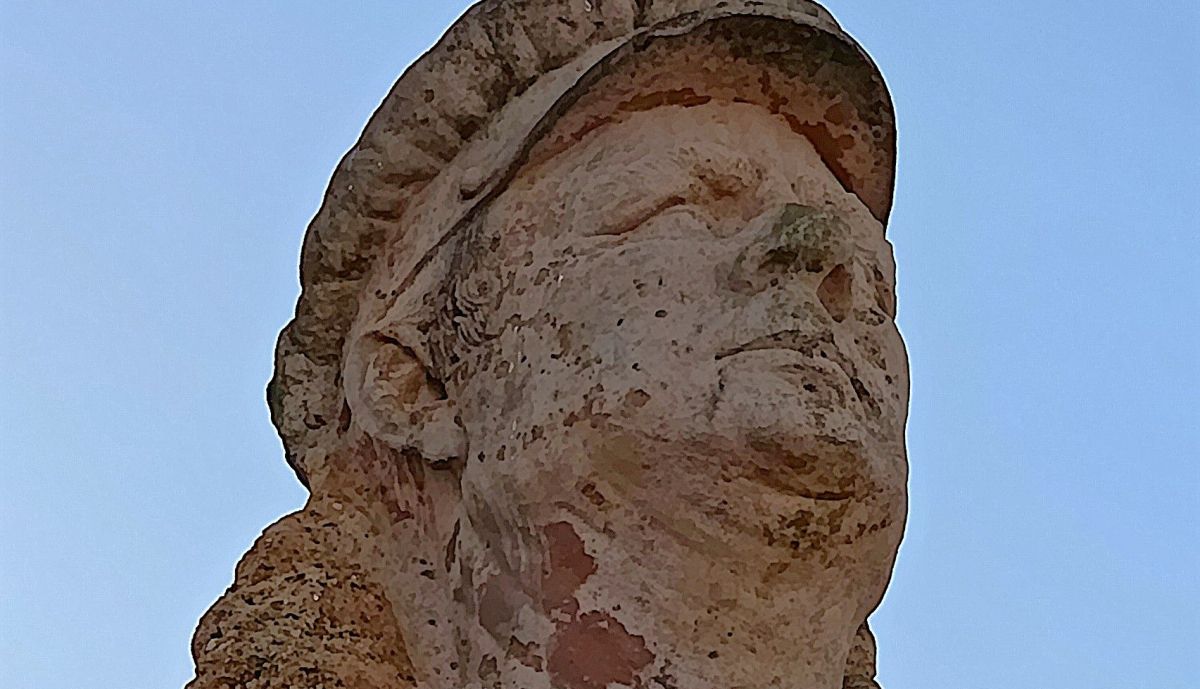 Busto de Paco Alba, vista ángulo izquierdo