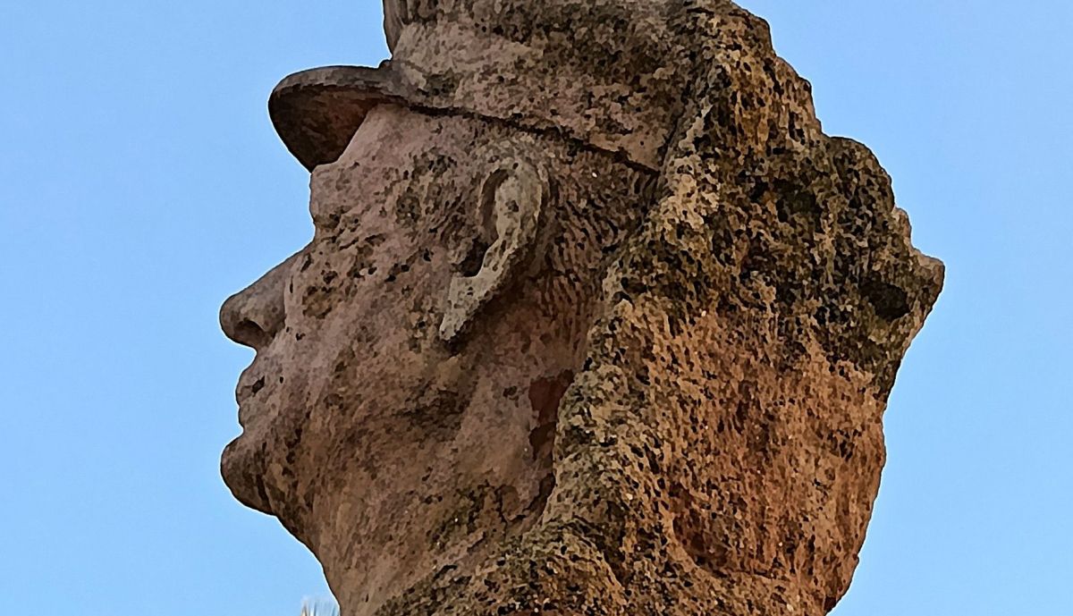 Busto de Paco Alba, vista lateral derecho.