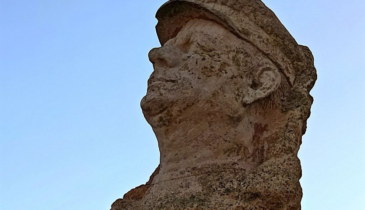 Busto de Paco Alba, vista ángulo derecho