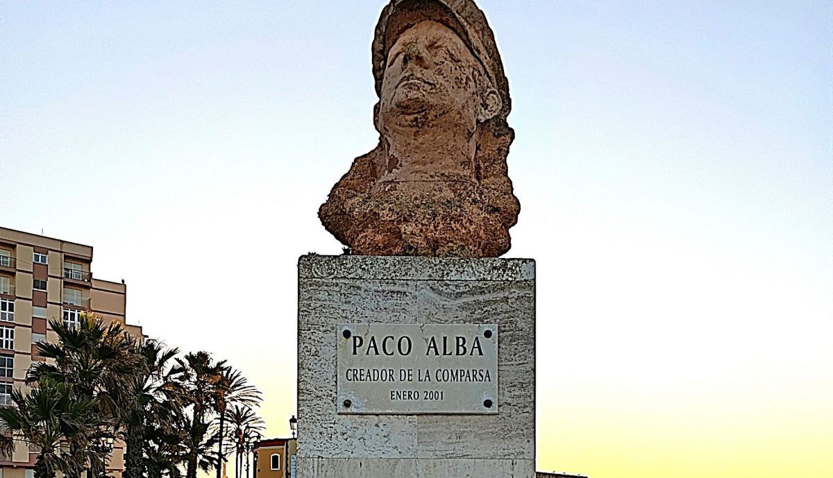 Monumento a Paco Alba, vista frontal