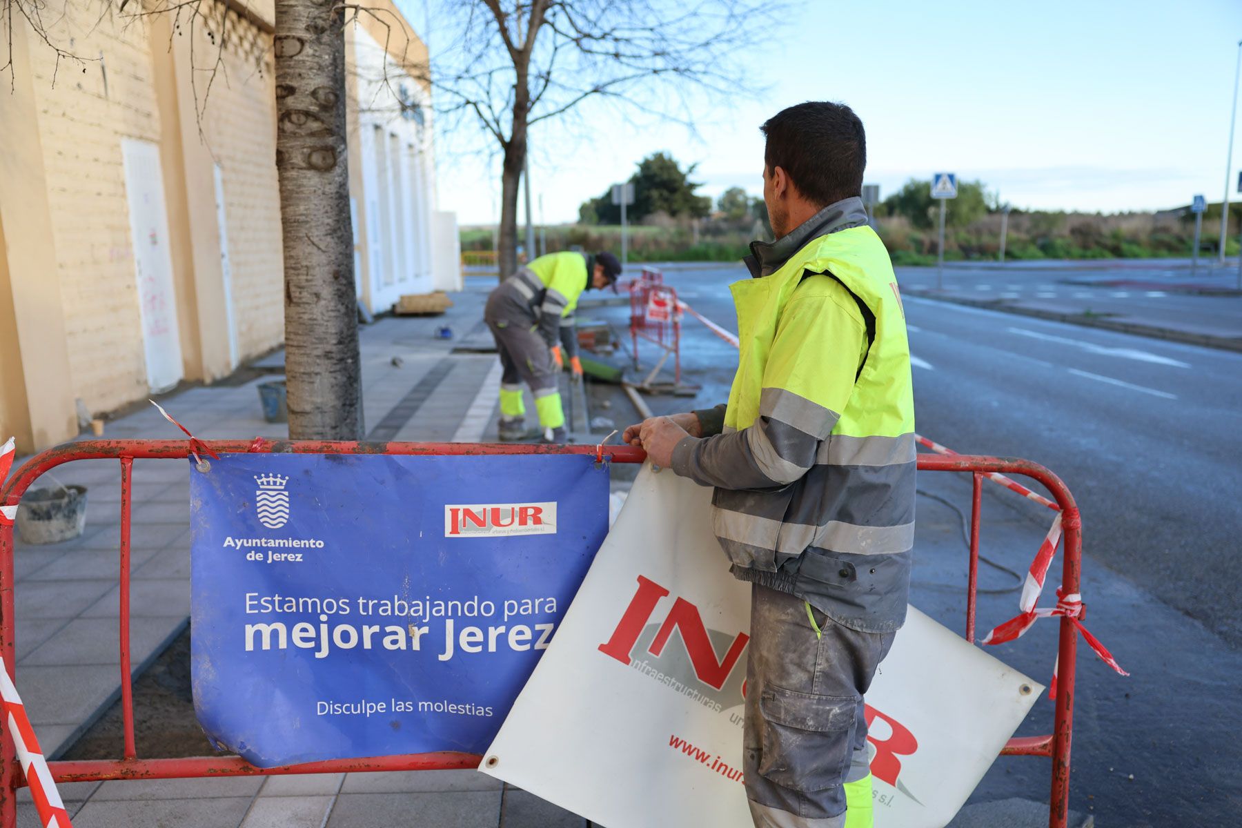 Trabajadores del servicio de calas, este viernes, en una obra en la zona de Carrascal.