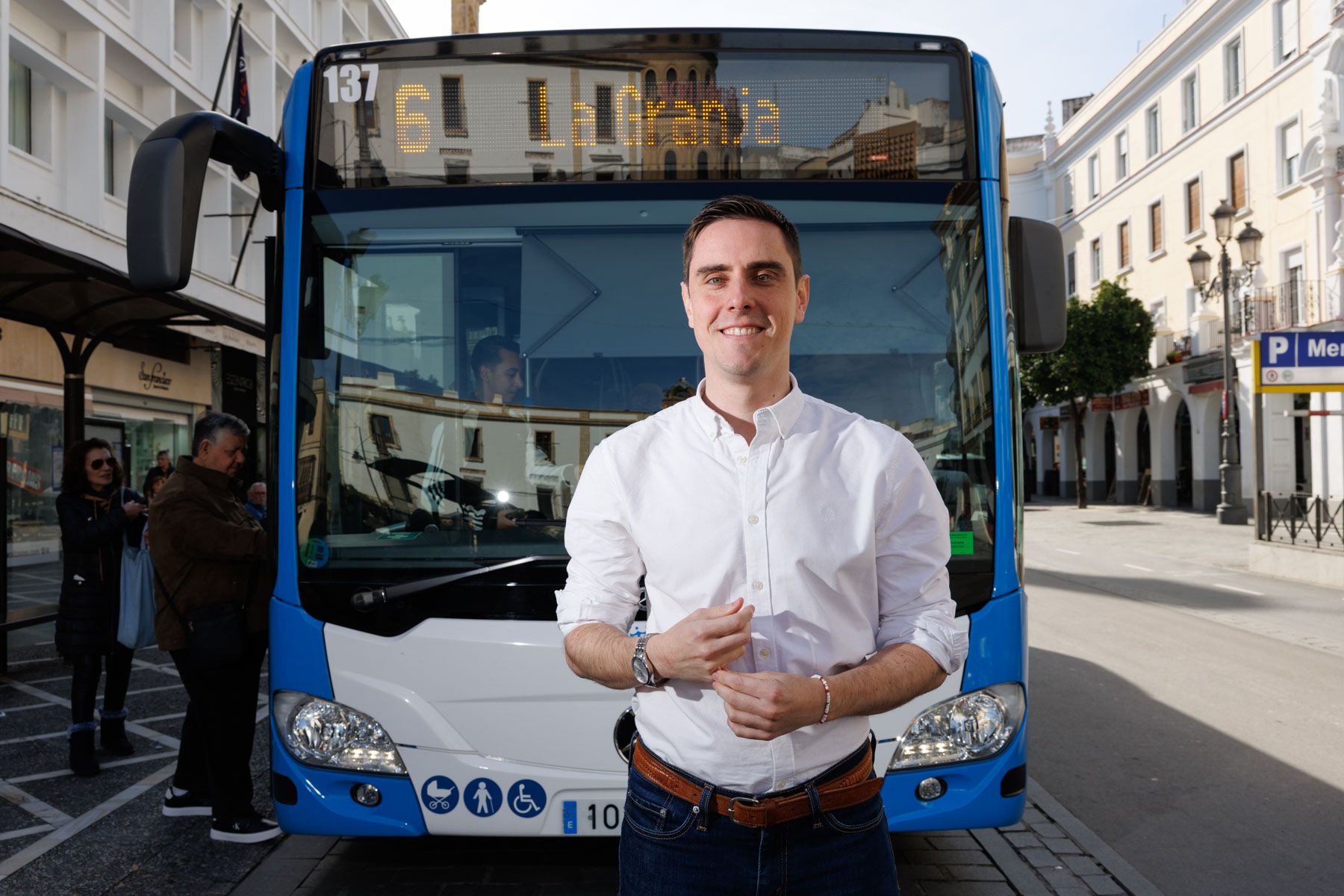 Jaime Espinar posa ante uno de los nuevos autobuses, en plaza Esteve en Jerez, esta semana.
