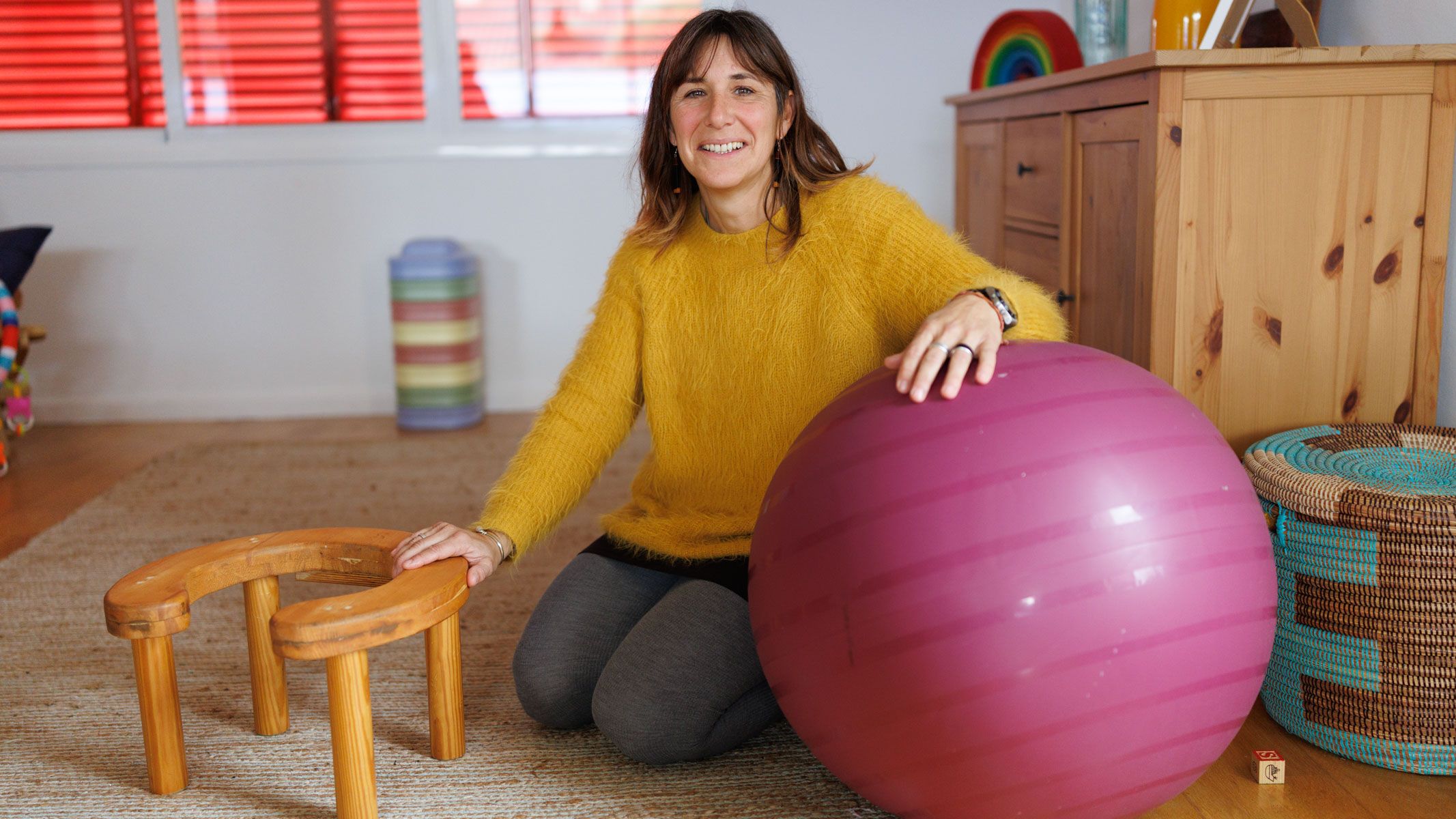 Nyddya Conesa, matrona, junto a una silla de partos y una pelota de embarazada, en días pasados.