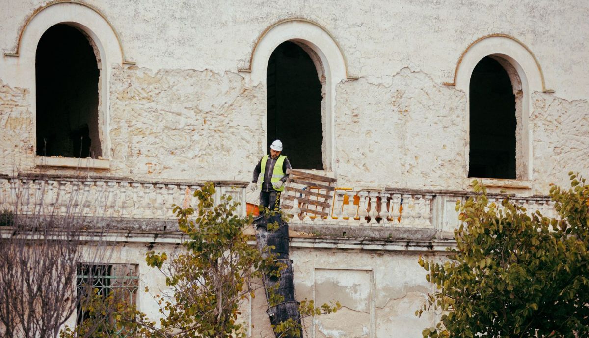 Obreros trabajando en la rehabilitación del antiguo Hospital San Juan de Dios.