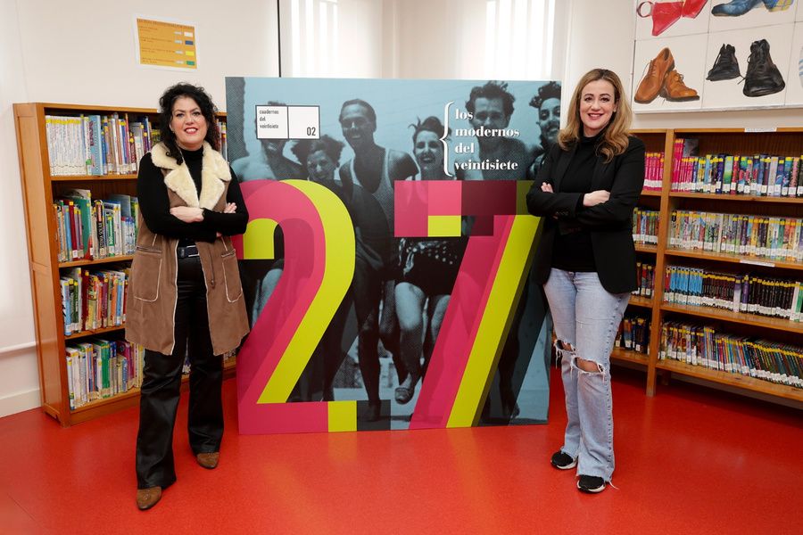 La primera teniente de alcalde y delegada de Cultura, Raquel Vega, y la periodista y escritora Eva Díaz Pérez en La Rinconada.