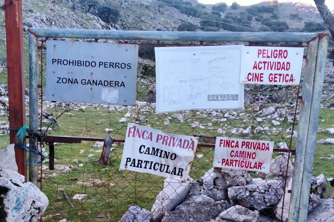 Camino público cerrado en Grazalema.