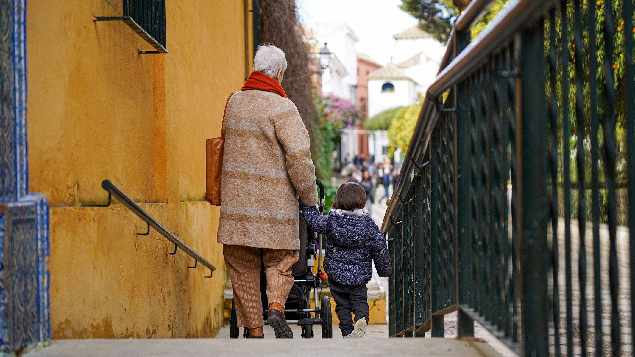 En la guardería situada en los Jardines de Murillo siempre hay que estar mirando al cielo.